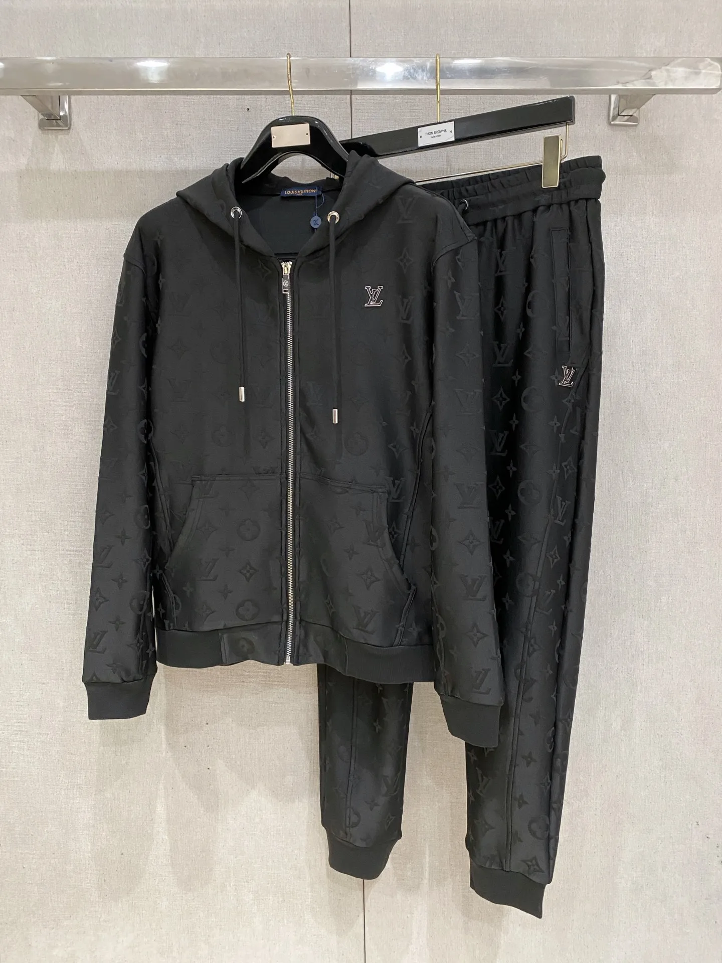 🅿️720 LV hot-selling suit is coming. Focus on the original version of the official website. 2025 new hot-selling cardigan suit. The original order is the best. 🇭🇰The meticulous work of top designers. It has a fitting and perfect upper body effect. All-natural high-quality Tencel Roman cotton 100%, close-fitting comfort, noble and elegant! Original hardware embodies elegance and nobility! Counter size: M-3XL (maximum wear up to 190 pounds)